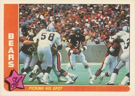 1985 Fleer Team Action Chicago Bears picking his spot #7 Football Card
