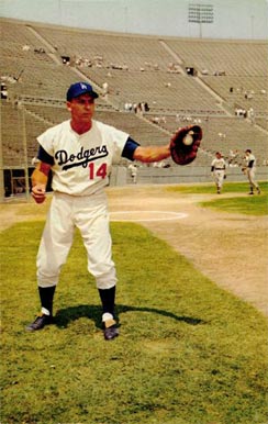 1959 L.A. Dodgers Postcards Gil Hodges #902 Baseball Card